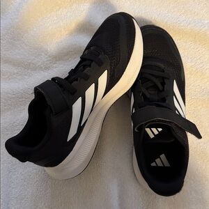 Run falcon 5 Adidas Kids Black/White Velcro Sneakers.